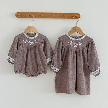 Осенняя новая одежда для сестер для маленьких девочек, комбинезоны для малышей, клетчатые платья с вышивкой для девочек с длинными рукавами, весенняя одежда