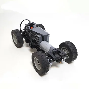 Техническое шасси радиоуправляемого автомобиля с системой заднего дифференциала, приводимой в движение моторами Power Functions, набором строительных блоков MOC, кирпичиками и игрушками